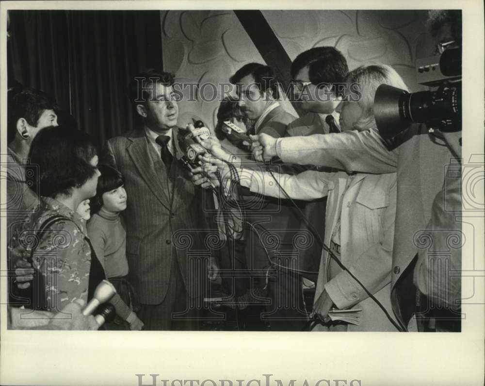 1978 Press Photo Senator Howard Nolan speaks to reporters - tua14170 - Historic Images
