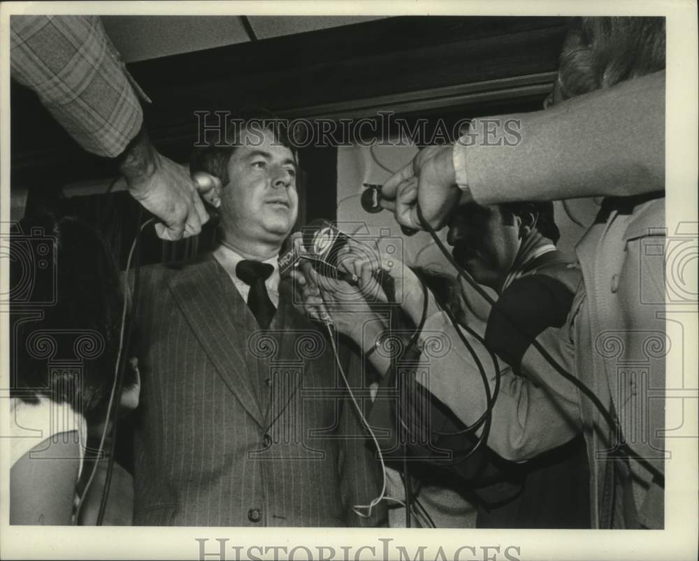 1978 Press Photo Senator Howard Nolan speaks to reporters - tua14171 - Historic Images