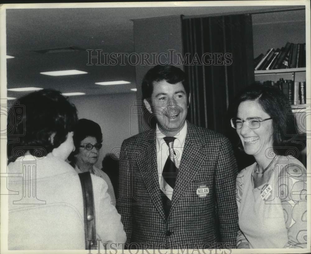 1977 Press Photo Howard Nolan shares a laugh with other women - tua14172 - Historic Images