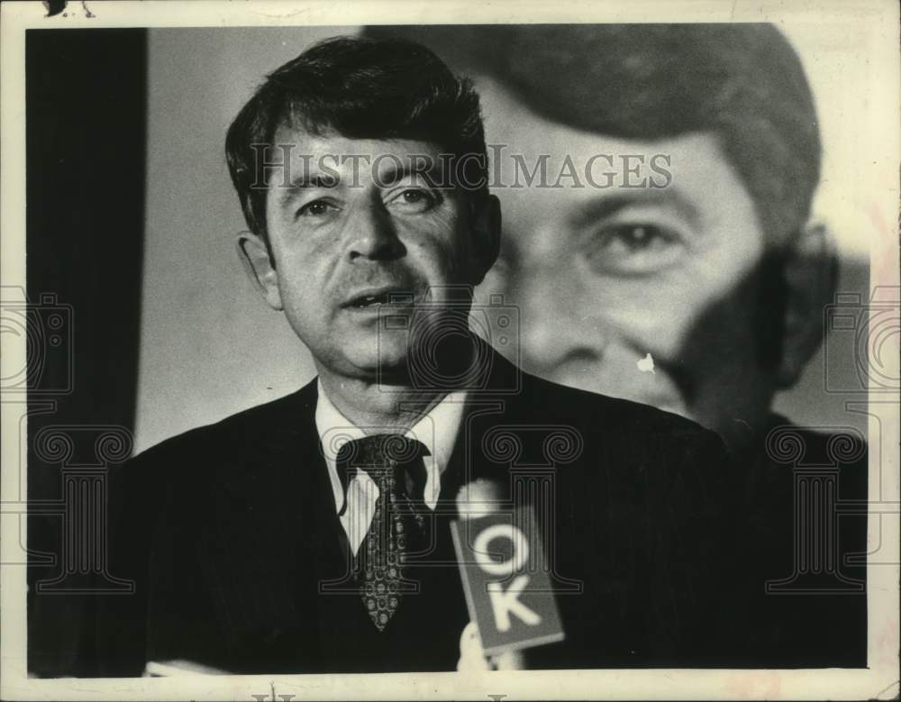 1977 Press Photo Howard Nolan speaks to reporters - tua14175 - Historic Images