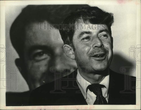 1977 Press Photo Howard Nolan speaks to reporters - tua14176 - Historic Images