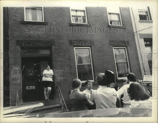 1977 Press Photo Senator Howard Nolan speaks to reporters in front of building - Historic Images