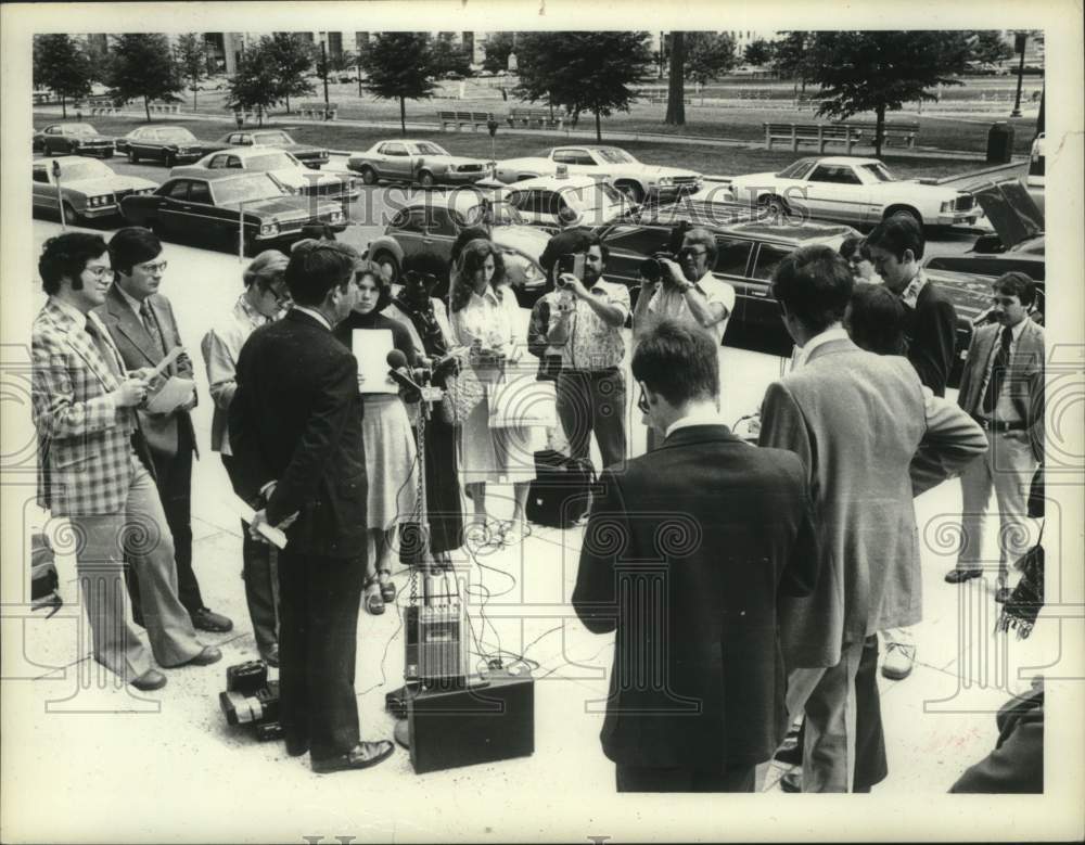 1977 Press Photo Senator Howard Nolan speaks with reporters on steps - Historic Images