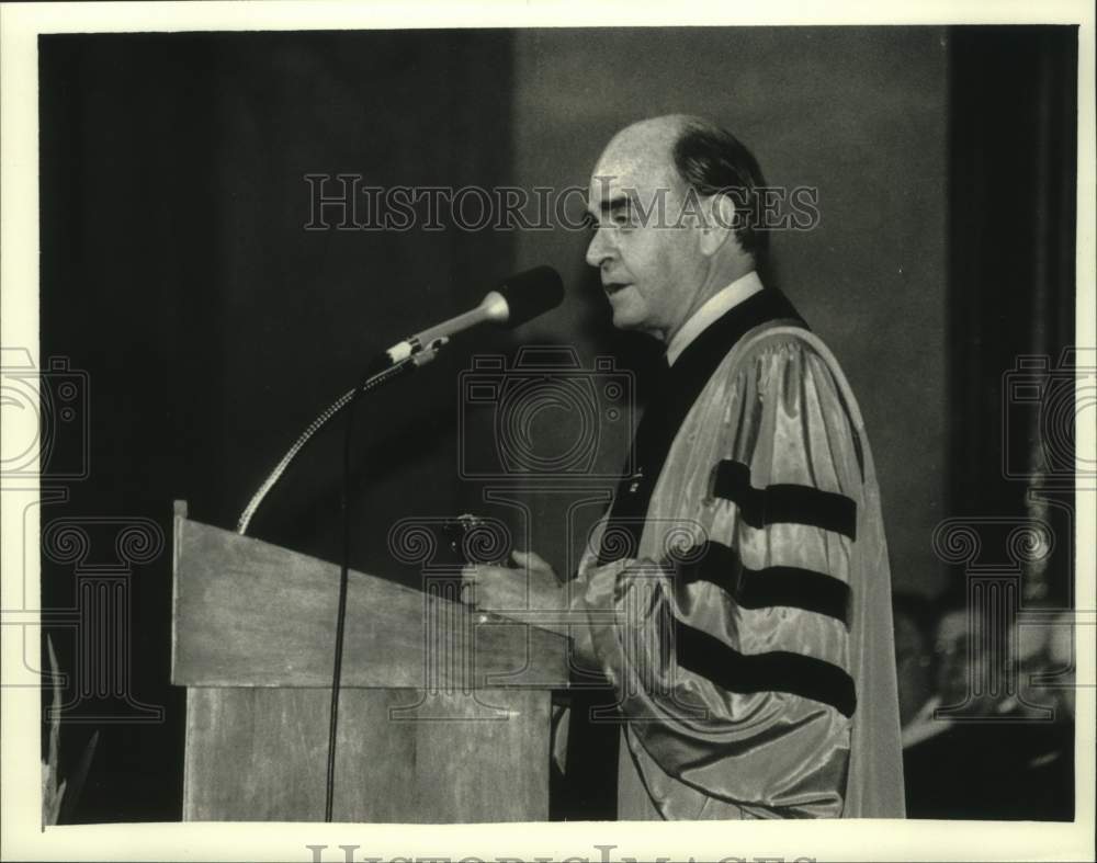 1983 Press Photo Dr. William Clarke Wesco addressing graduates at mall - Historic Images