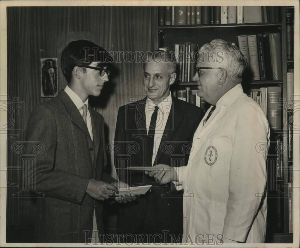 Press Photo Larry Laskowski wins scholarship from Sterling Drug Incorporated - Historic Images