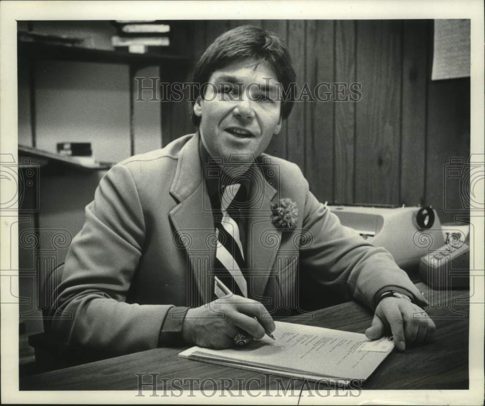 1981 Press Photo Dennis A Wentraub signing papers at Channel 17 New York - Historic Images