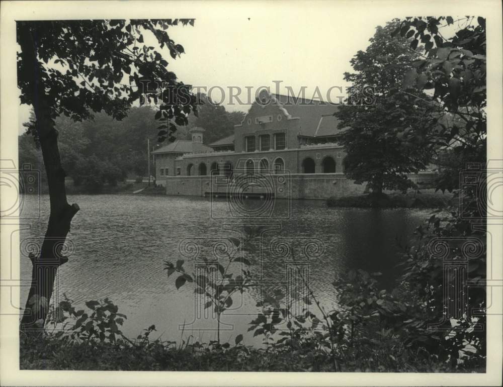 1981 View of Washington Park Lakehouse at 11:00 am - Historic Images