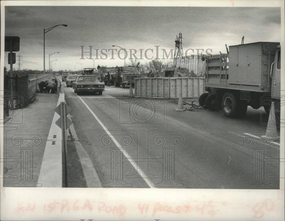 1978 Press Photo Cars go around construction zone on Western Gateway Bridge, NY - Historic Images