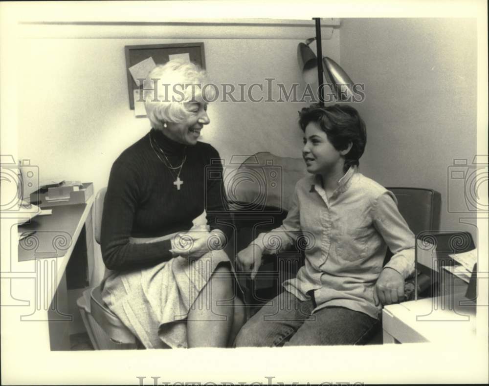 1985 Press Photo Phylis Weremeichik & Tanya Roach at Troy, NY Help Center - Historic Images