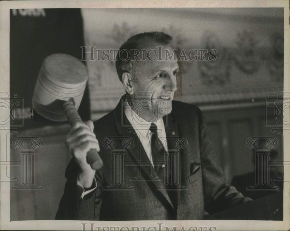 1968 Theodore Wenzl yields oversized gavel in New York - Historic Images
