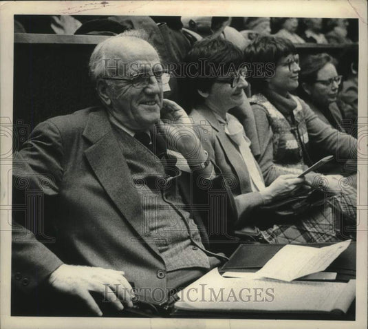 1981 Press Photo Crowd listens to New York Lieutenant Governor Mario Cuomo speak - Historic Images
