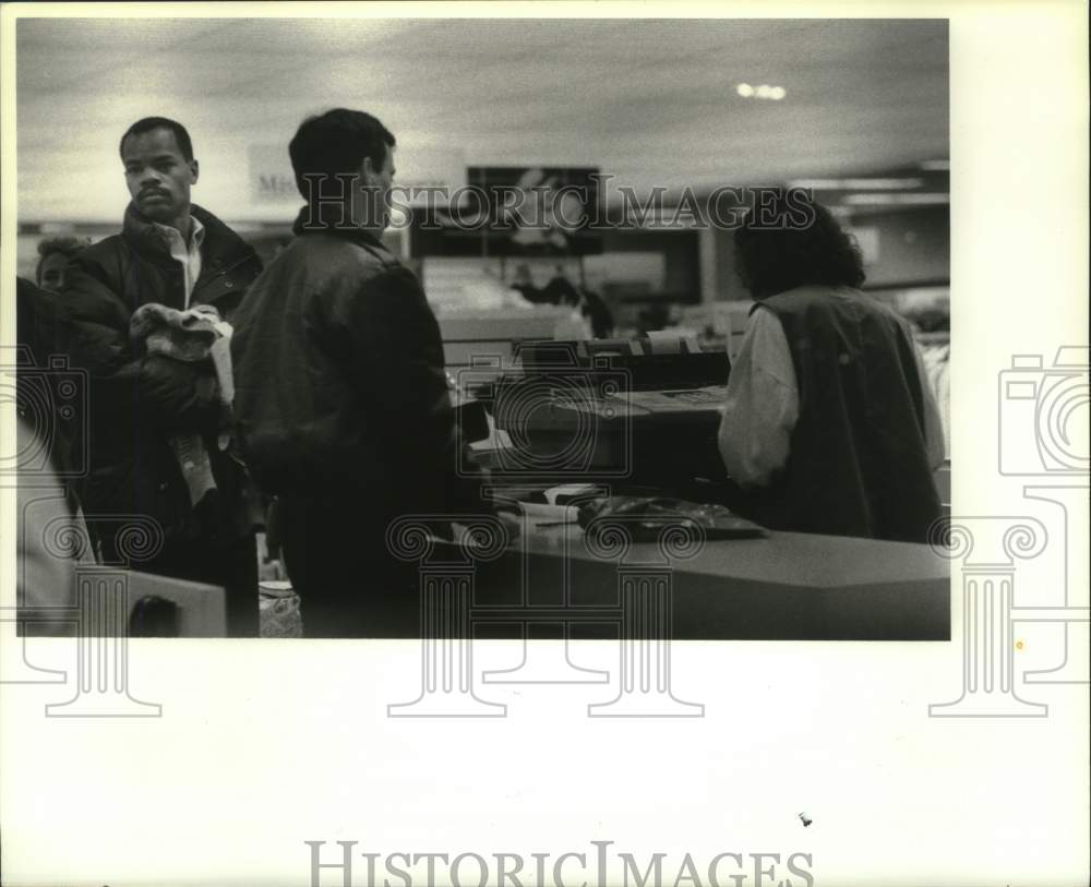 1991 Press Photo Shoppers checking out at T.J. Maxx store in Albany, New York - Historic Images