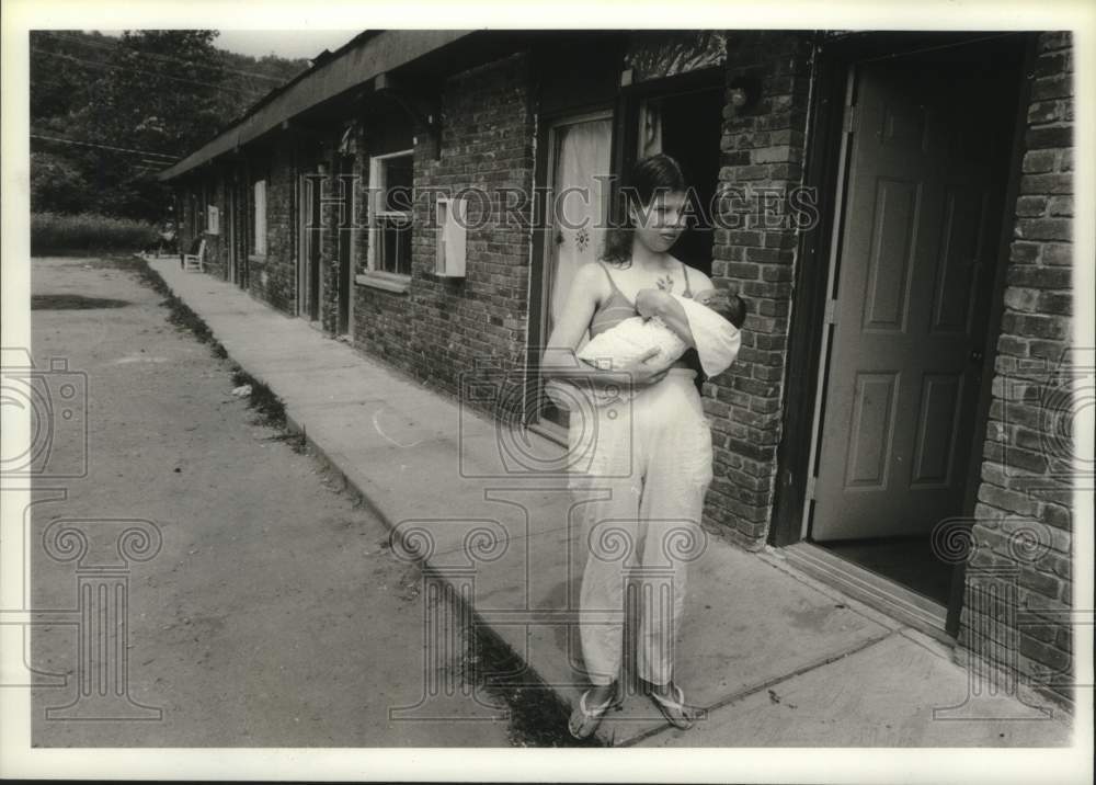 1990 Press Photo Mary Westcott & son outside Saratoga, New York motel room - Historic Images