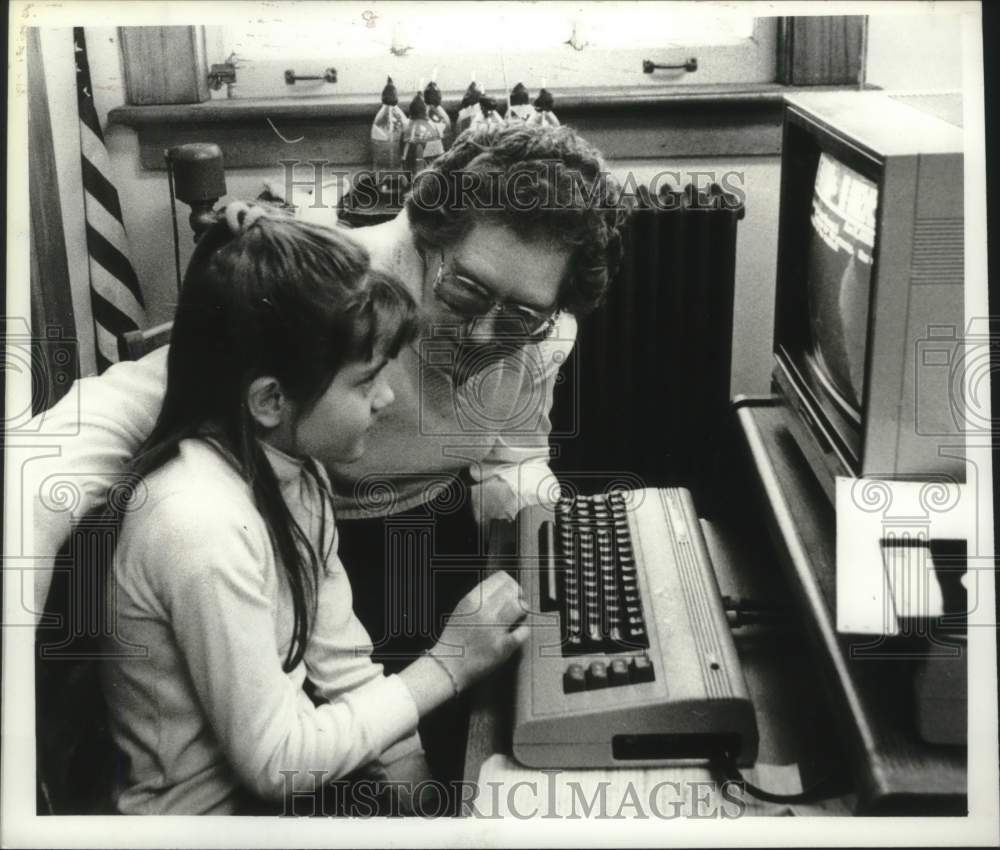 1991 Press Photo Kaylin Maslowsky on computer with Catherine Latham, teacher NY - Historic Images