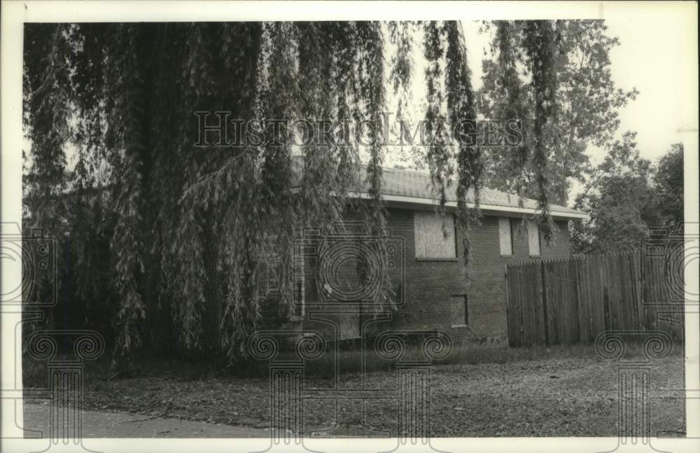 1989 Press Photo Vacant and boarded up home at 69 Briar Avenue, Westmere, NY - Historic Images