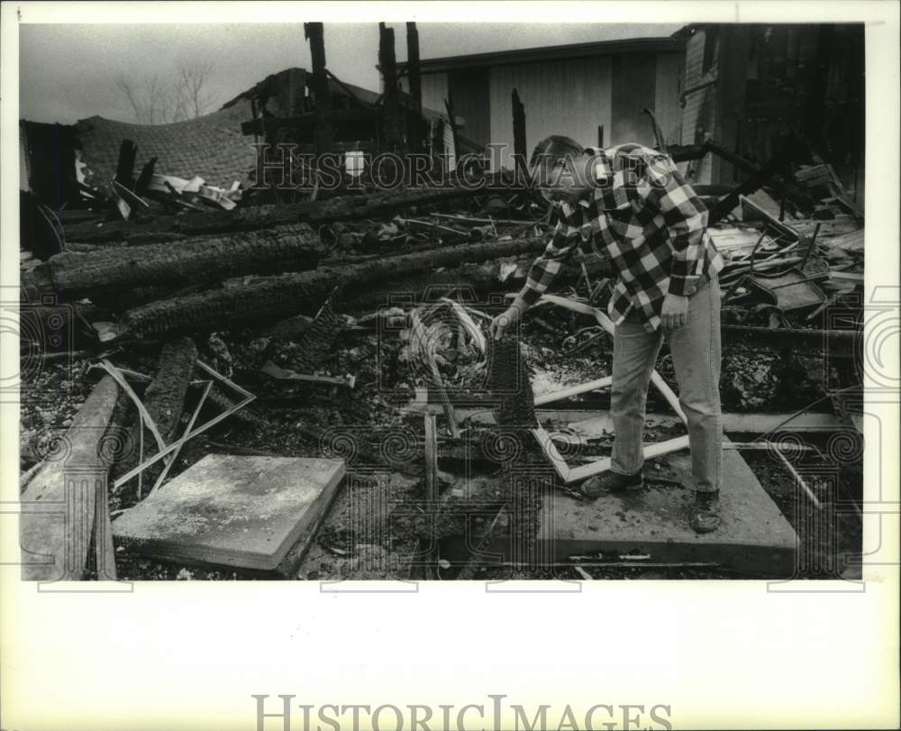 1991 Press Photo Pastor Don Lynn looks thru the rubble at First Baptist Church - Historic Images