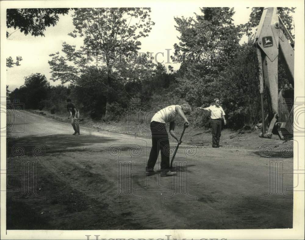 1983 Press Photo Donald Beyer directs road work on Rector Road, West Glenville - Historic Images