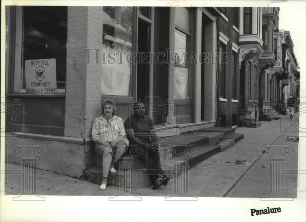 1992 Press Photo Anna Watso and Larry Flowers volunteer at West Hill Outreach - Historic Images