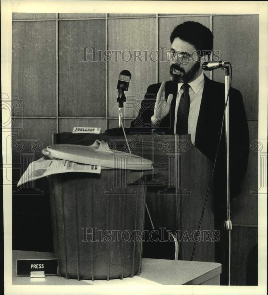 1986 Stephen Schwartz, speaks about garbage at Saratoga Cty Office - Historic Images