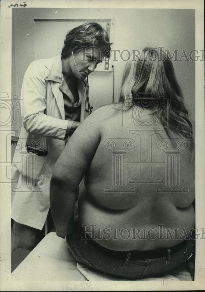 1976 Press Photo Dr. Lyn Howard with unknown patient at AMCH Obesity Clinic - Historic Images