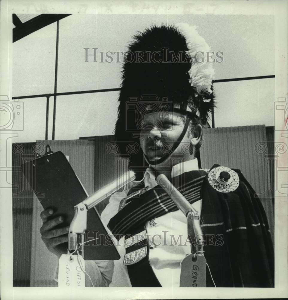 1979 Press Photo Don Reid announces Scottish Games dance winners in Altamont, NY - Historic Images