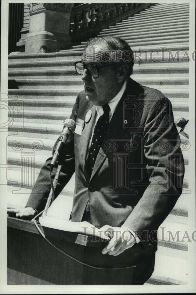 1981 Press Photo Ralph Schwartz speaks at doctors rally in Albany, New York - Historic Images