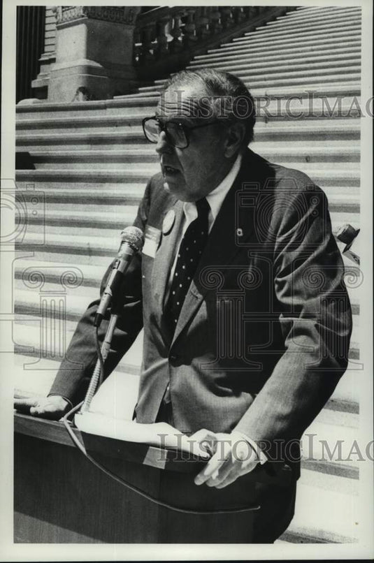1981 Press Photo Ralph Schwartz speaks at doctors rally in Albany, New York - Historic Images