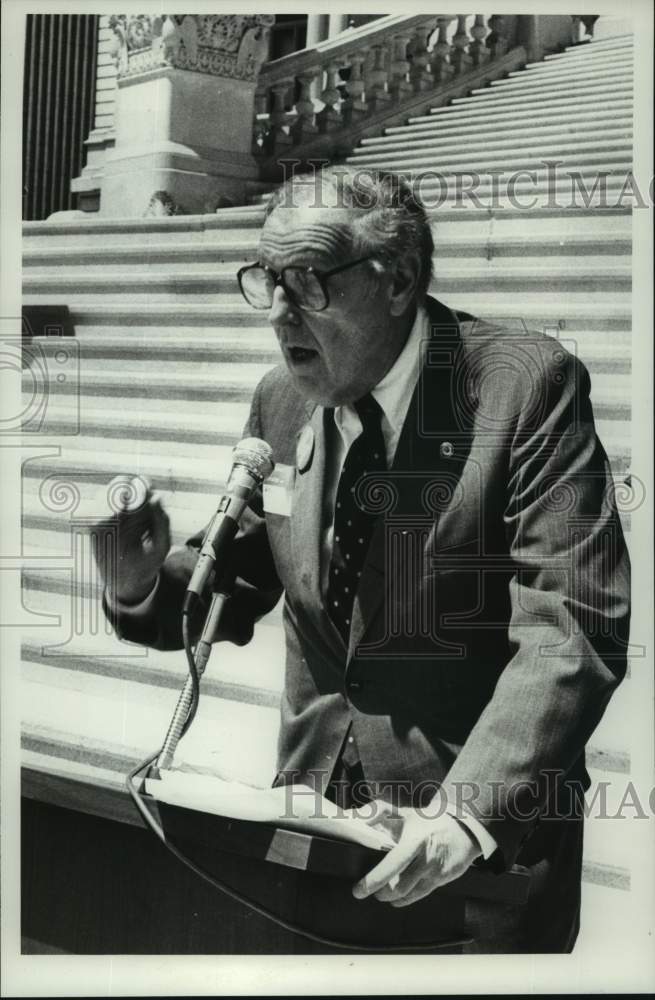 1981 Press Photo Ralph Schwartz speaks at doctors rally in Albany, New York - Historic Images