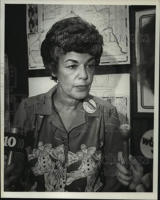 1980 Press Photo Peggy Schwartz gives press conference in Albany, New York - Historic Images