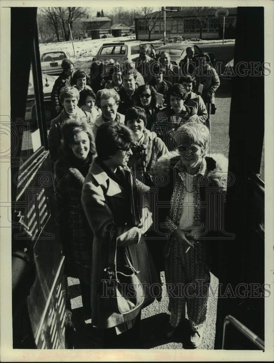 1977 Press Photo Scotia-Glenville school parents headed to New York legislature - Historic Images