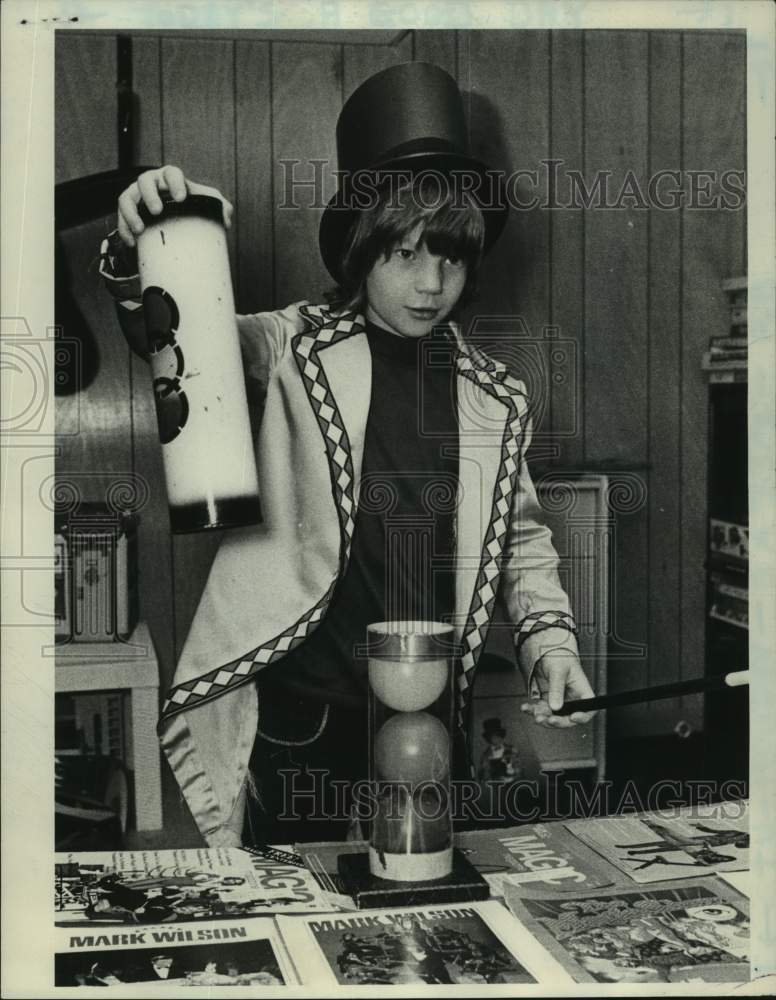 1976 Press Photo Jeffrey Scott performs magic trick in New York - tua14546 - Historic Images