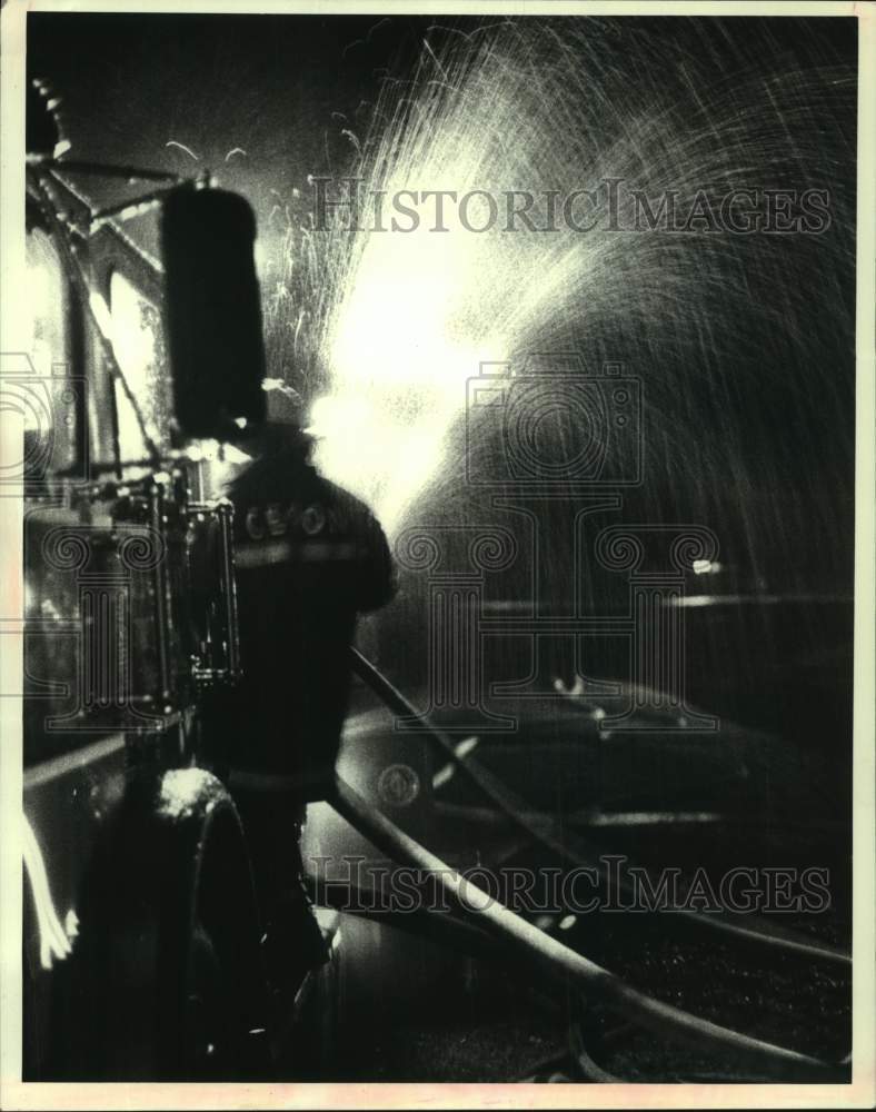 1978 Press Photo West Albany, New York fire department fighting a fire at night - Historic Images