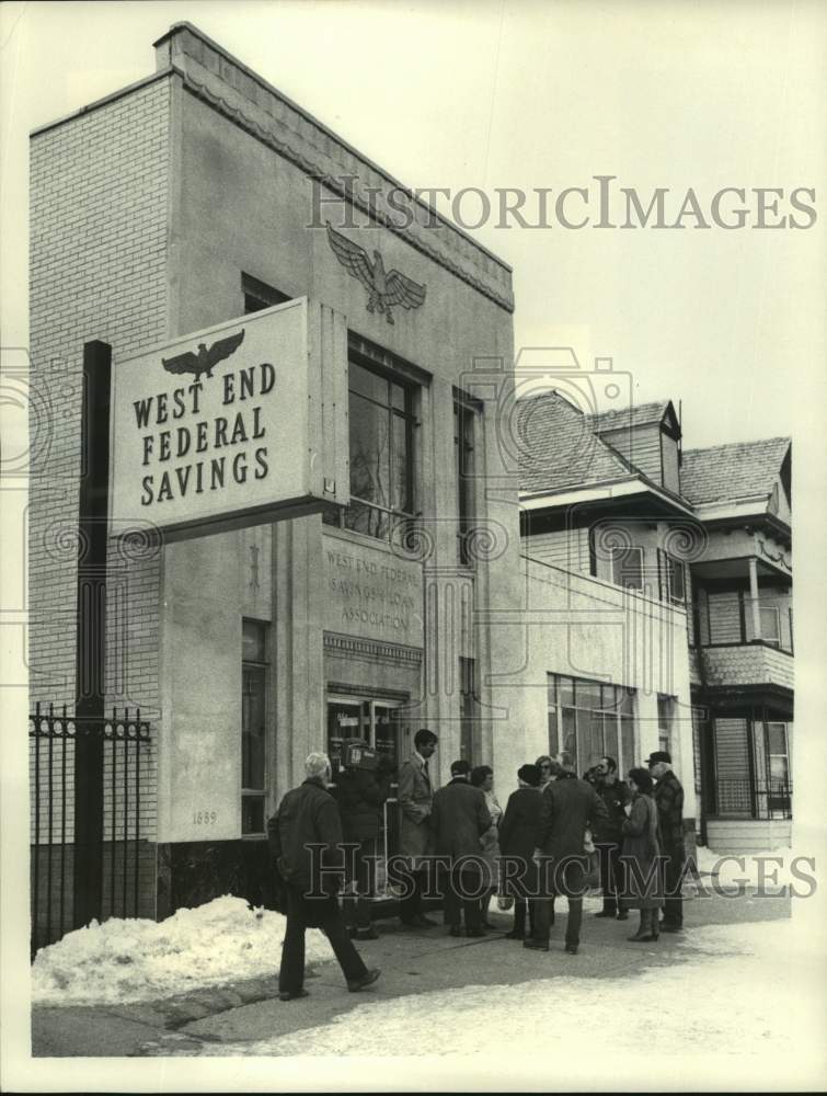 1983 Press Photo Crowd outside Albany, New York bank after robbert - tua14578 - Historic Images