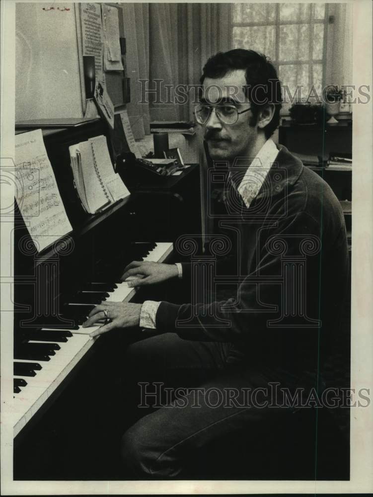 1975 Press Photo Richard Werner playing piano in New York - tua14617 - Historic Images
