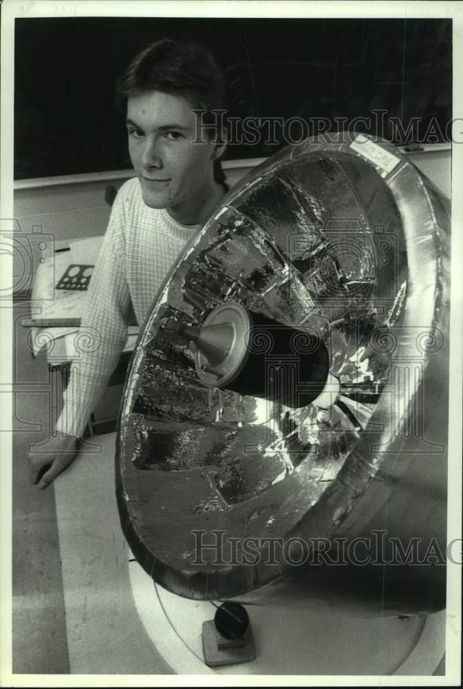 1992 Press Photo Clifton Park, New York student with desalinization model - Historic Images