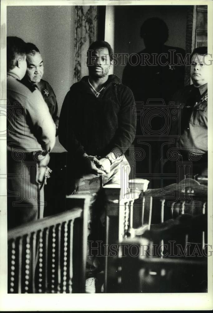 1988 Press Photo George Wesley led into Albany, New York County Courtroom - Historic Images