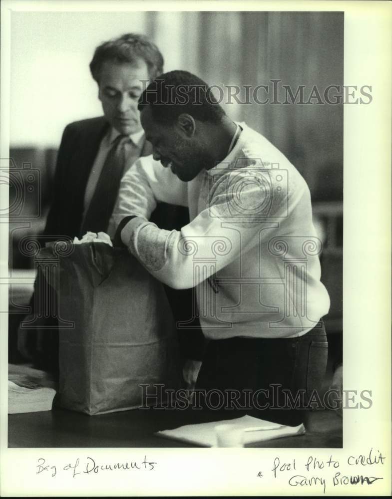 1989 Press Photo George Wesley with bag of doughnuts in Albany, New York court - Historic Images