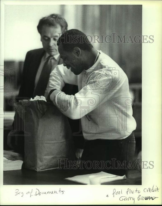 1989 Press Photo George Wesley with bag of doughnuts in Albany, New York court - Historic Images