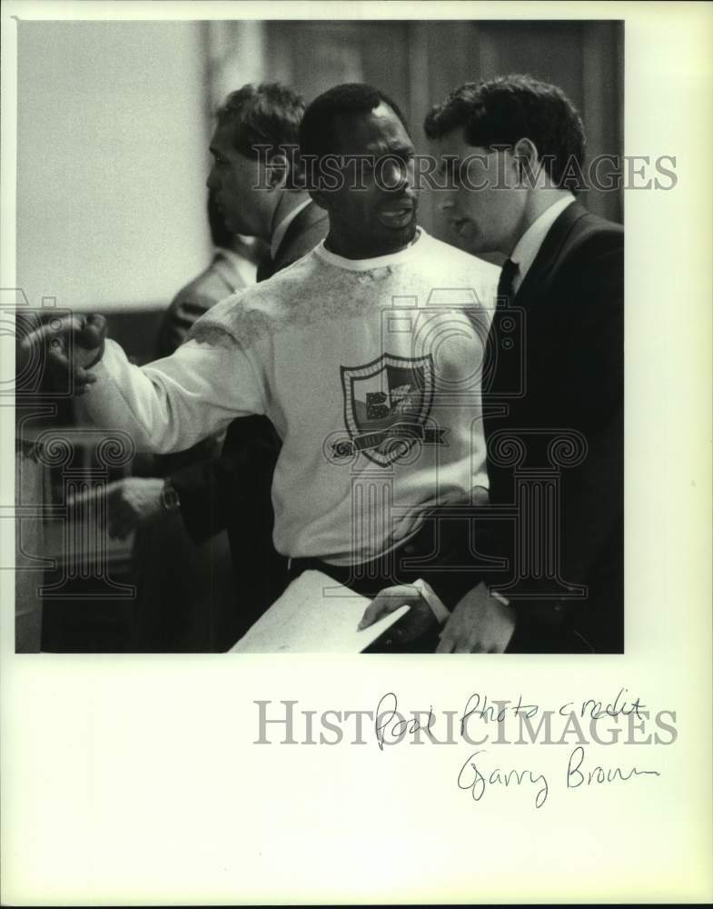 1989 Press Photo George Wesley confers with attorney in Albany, New York court - Historic Images