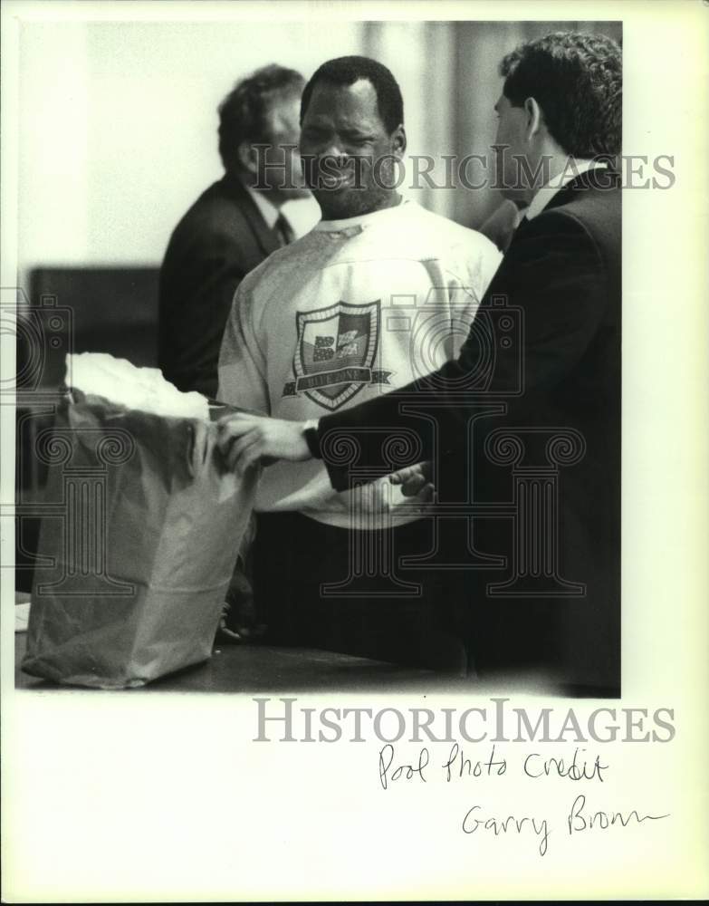 1989 Press Photo George Wesley confers with attorney in Albany, New York court - Historic Images