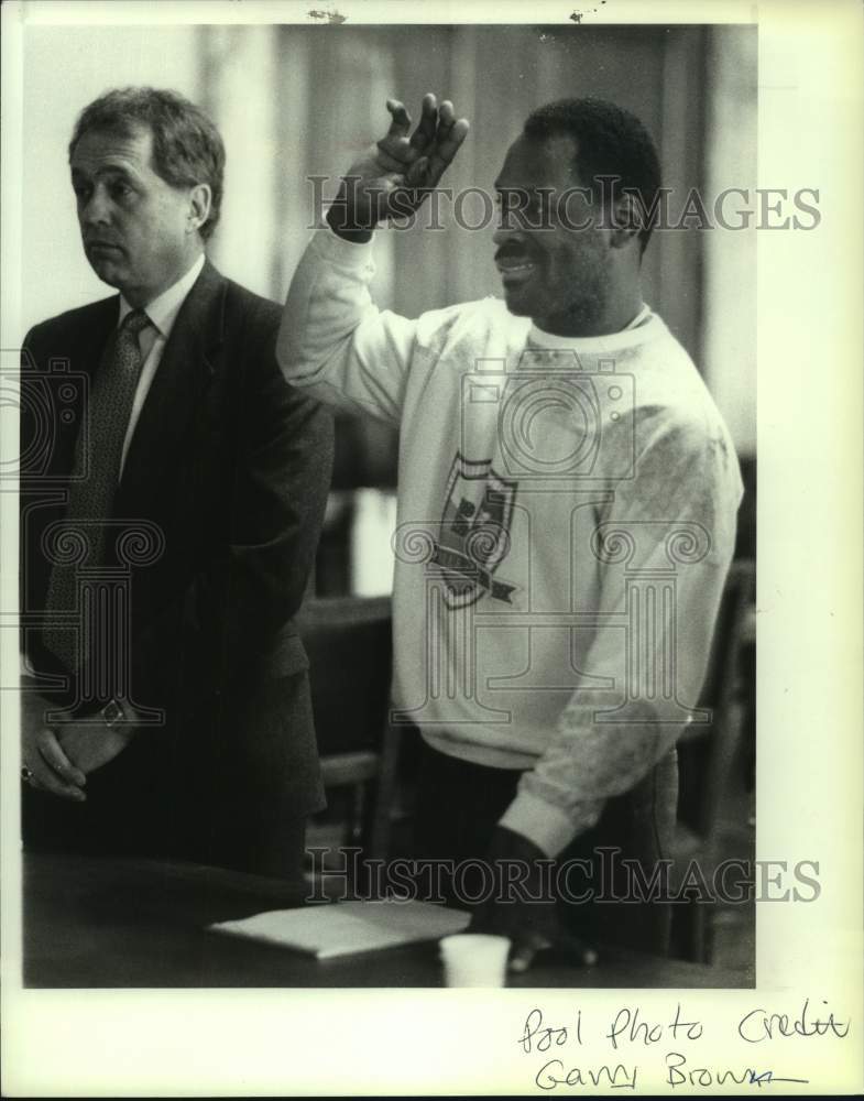 1999 Press Photo George Wesley confers with attorney in Albany, New York court - Historic Images