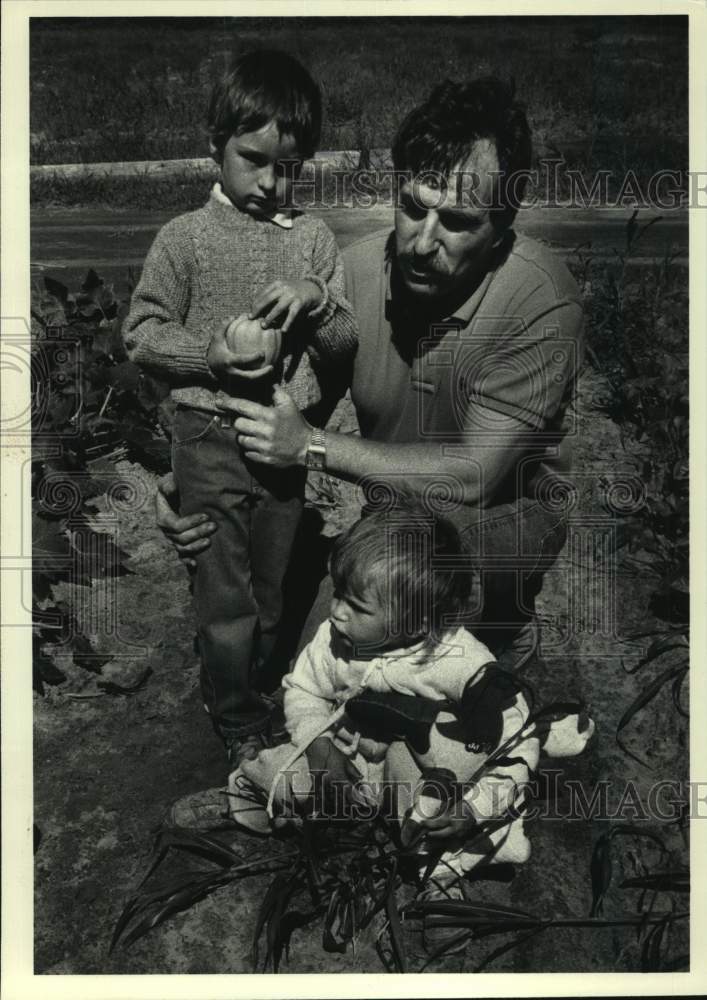 1986 Press Photo Ken Wesolowski &amp; children in his New York vegetable garden - Historic Images