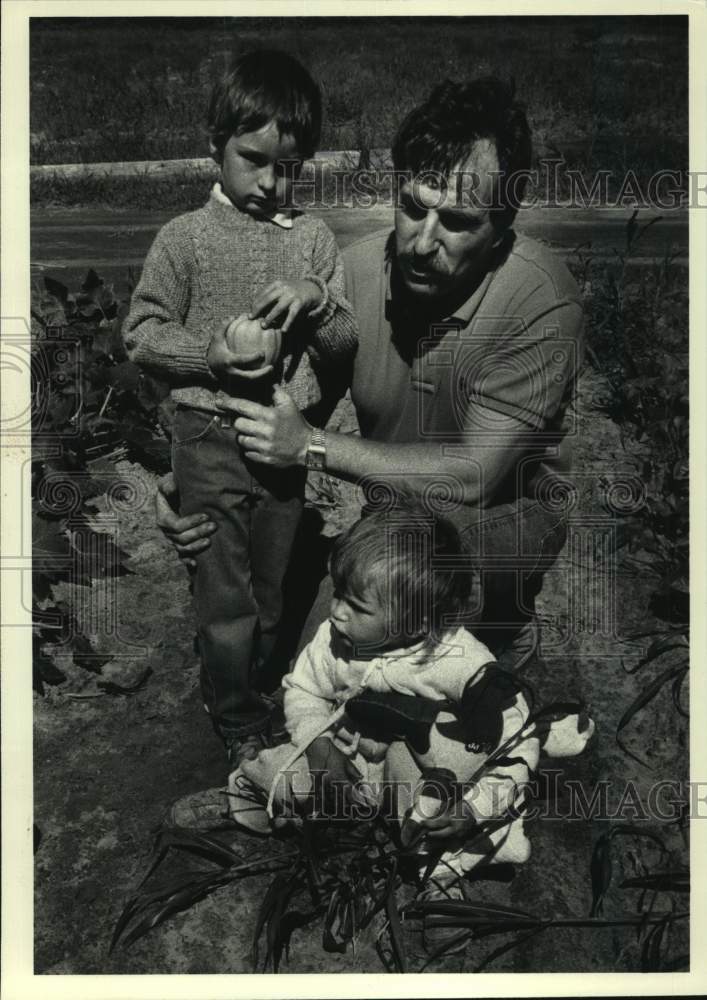 1986 Press Photo Ken Wesolowski & children in his New York vegetable garden - Historic Images