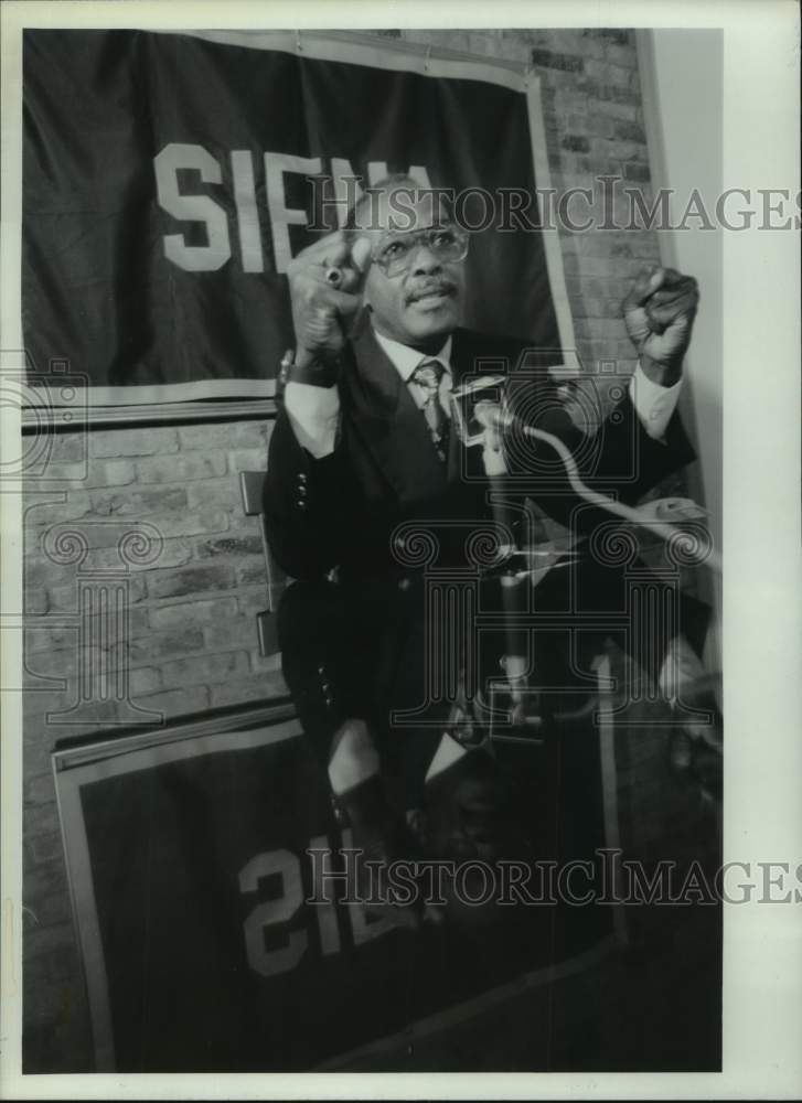 1994 Press Photo Georges Werleigh speaks at Siena University in New York - Historic Images