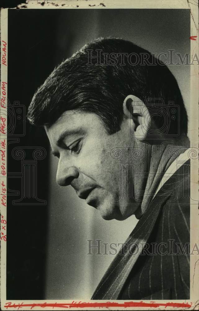 1976 Press Photo New York State Senator Howard Nolan at press conference - Historic Images