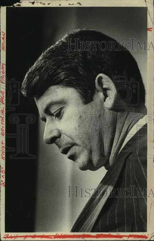 1976 Press Photo New York State Senator Howard Nolan at press conference - Historic Images