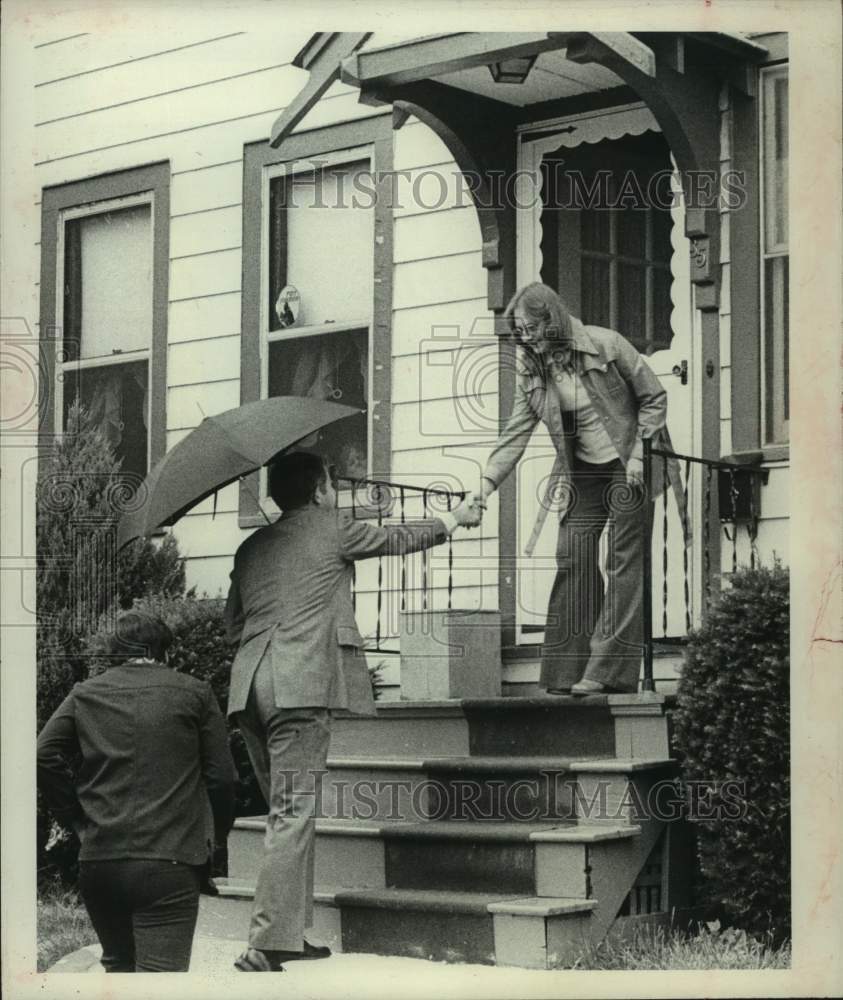 1977 Press Photo New York State Senator Howard Nolan greets Kathleen Cline - Historic Images