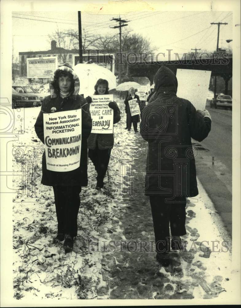 1988 Press Photo Visiting Nurse Association of Schenectady County picketing - Historic Images