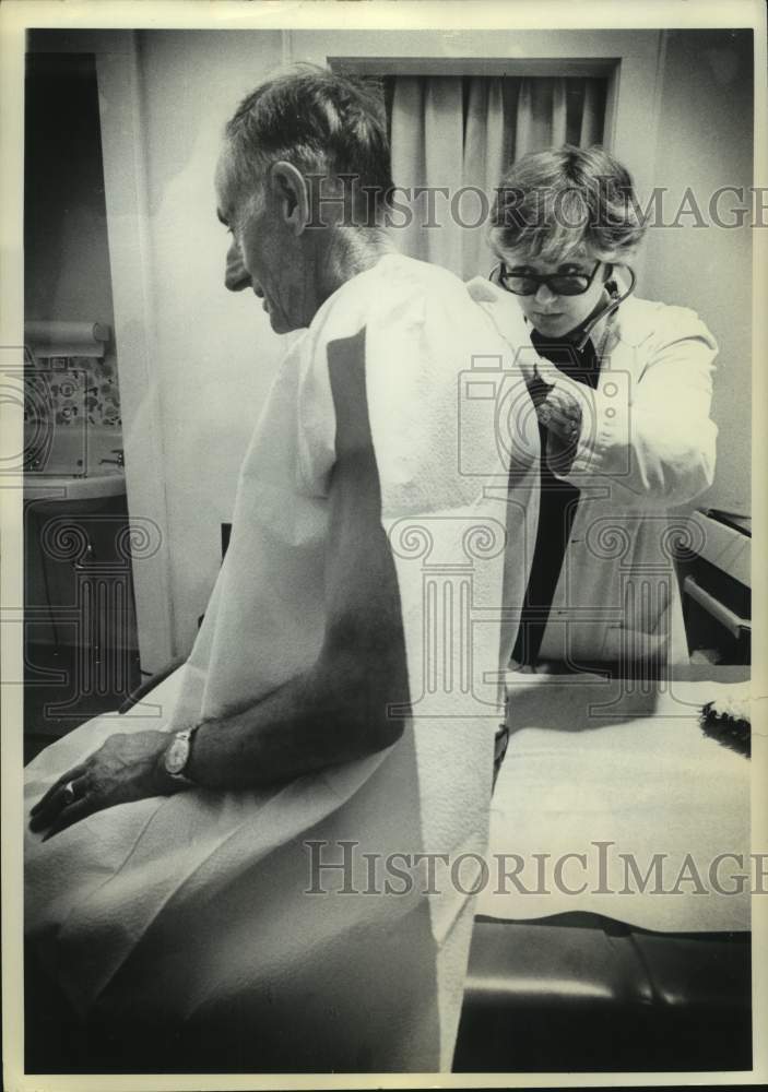 1976 Press Photo Genevieve I Kent, RN, NP examines Robert Stickles, both from NY - Historic Images