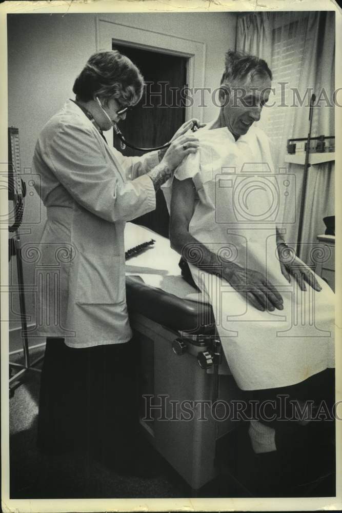 1976 Press Photo Genevieve Kent, RN, NP examines Robert Stickles, both from NY - Historic Images